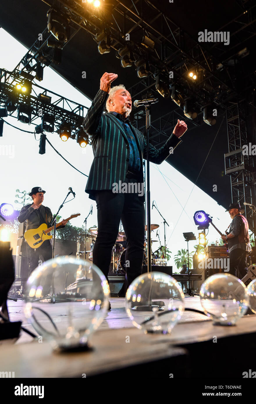 Indio, California, 28 de abril de 2019, Tom Jones en un escenario actuando a una enérgica multitud del día 3 del stage Coach Country Music Festival. Foto: Ken Foto de stock