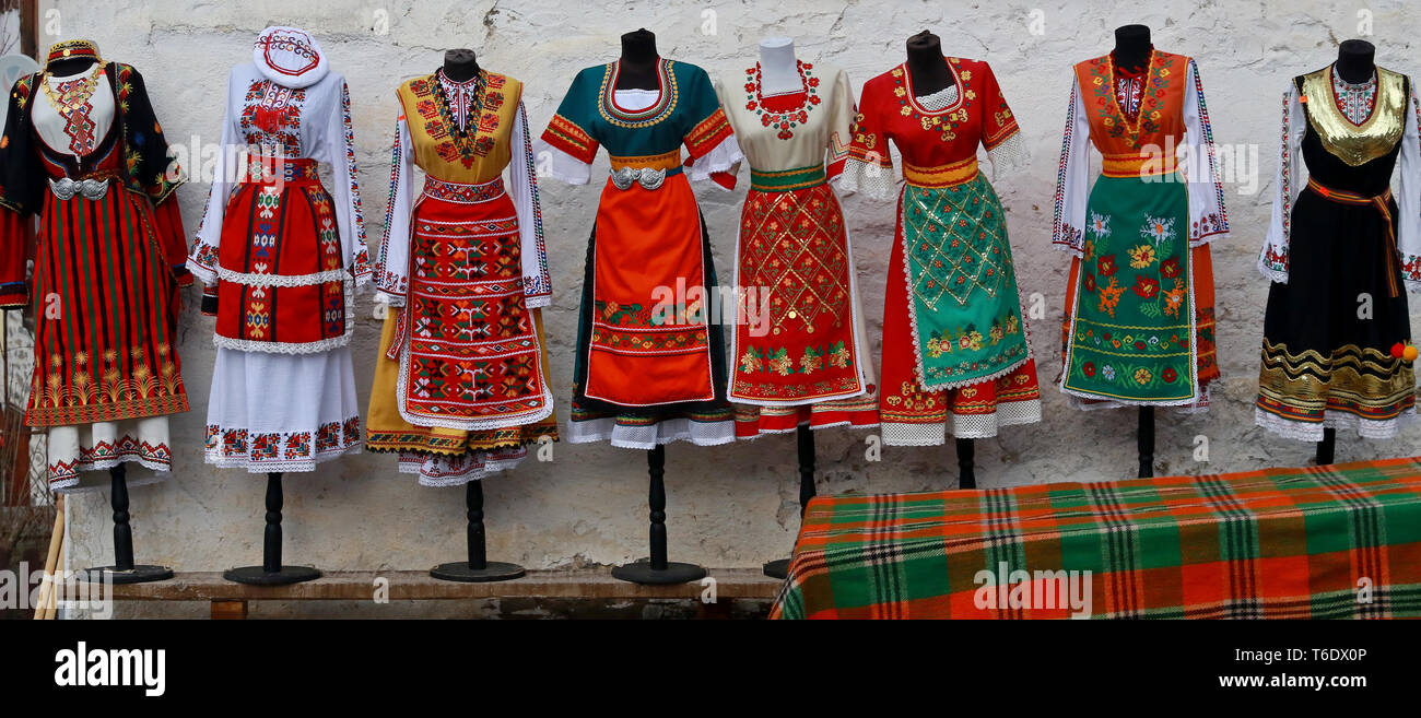 Trajes de bulgaria fotografías e imágenes de alta resolución - Alamy