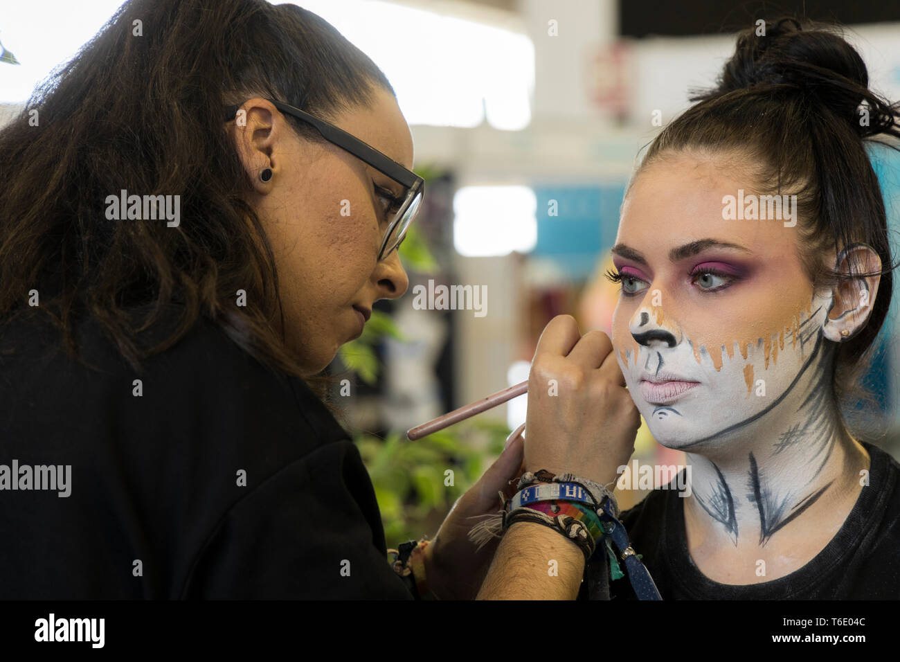 Aplicar maquillaje artístico a un modelo en la Feria Internacional de la  moda en Santa Cruz, Santa Cruz de Tenerife, Islas Canarias, España  Fotografía de stock - Alamy