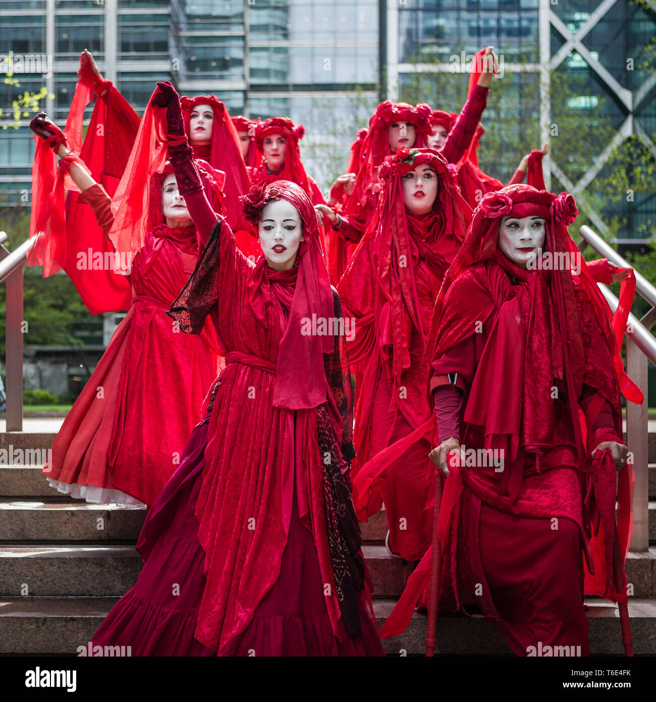 Demostrar Brigadas Rojas por el distrito financiero (Canary Wharf en Londres Foto de stock