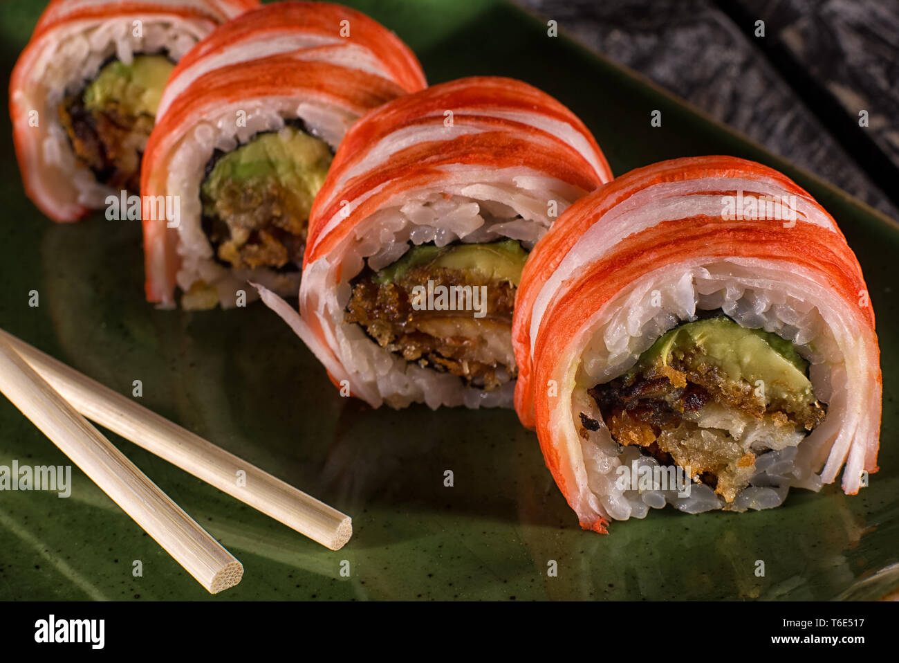 Sushi closeup detalles sobre placa verde Foto de stock