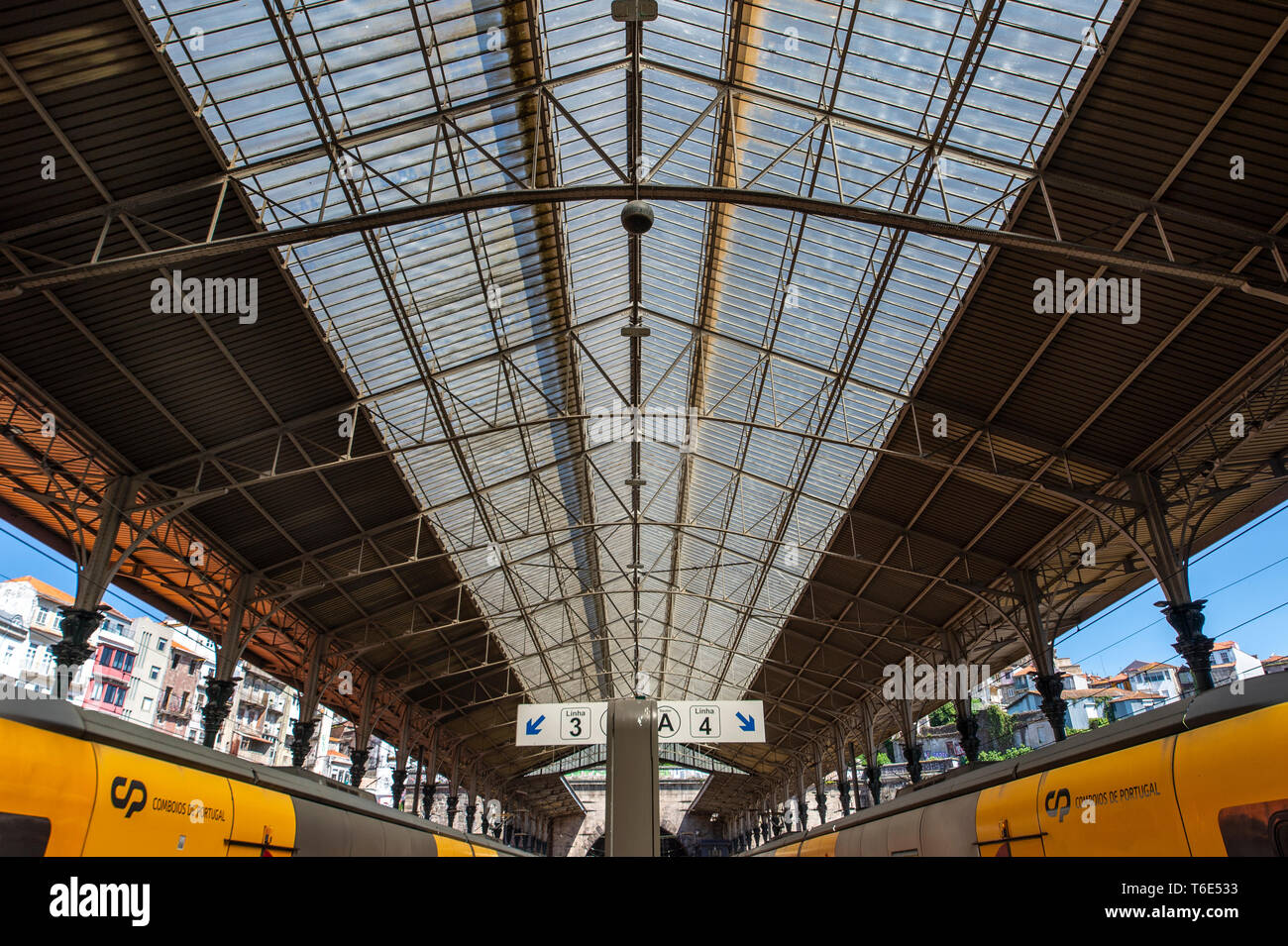 Techo de cristal y trenes en la estación de tren de Porto Foto de stock