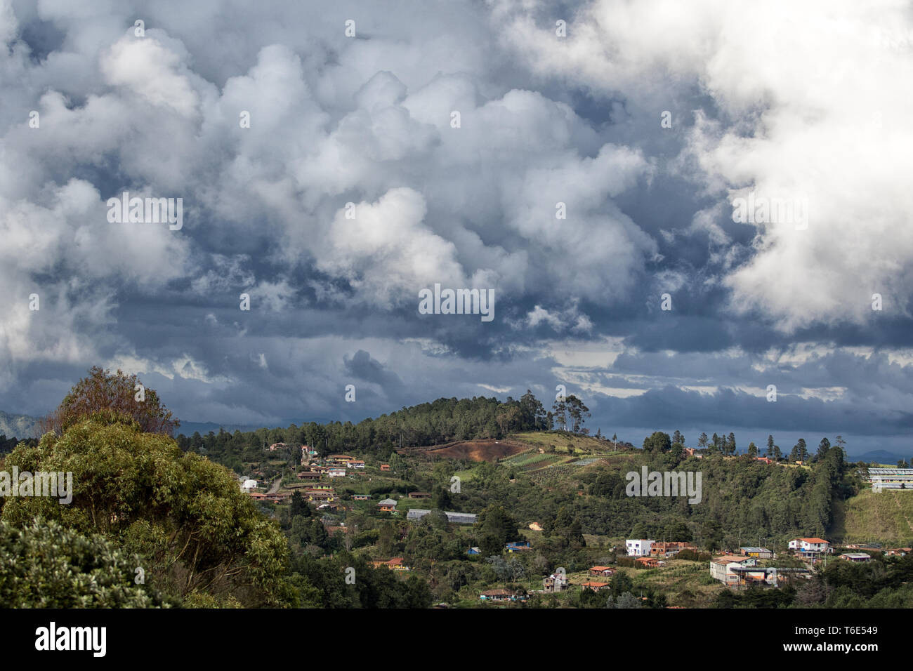 Cielo nublado sobre Santa Sra. Elana, Medellín, Colombia Foto de stock