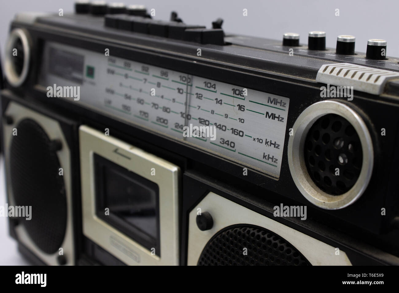 En los 70s y 80s la música se escuchaba a través de los cassettes, un  dispositivo de almacenamiento magnético. Las radios eran muy grandes, con  dos altavoces y Fotografía de stock -