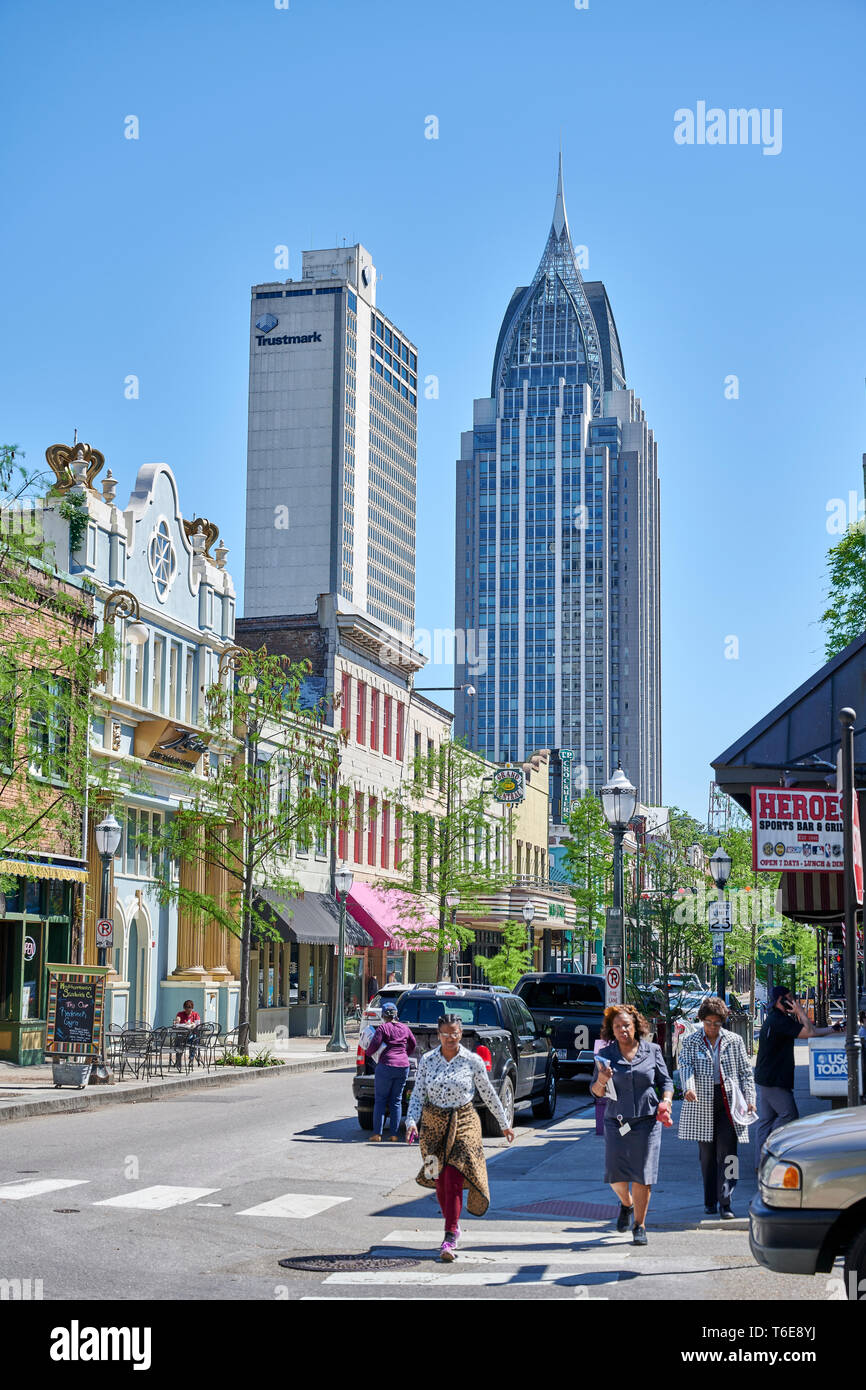 La histórica calle Daphne y el horizonte móvil, incluyendo la batalla de RSA Casa Torre, en el centro de la ciudad de Mobile, Alabama, EE.UU. Foto de stock