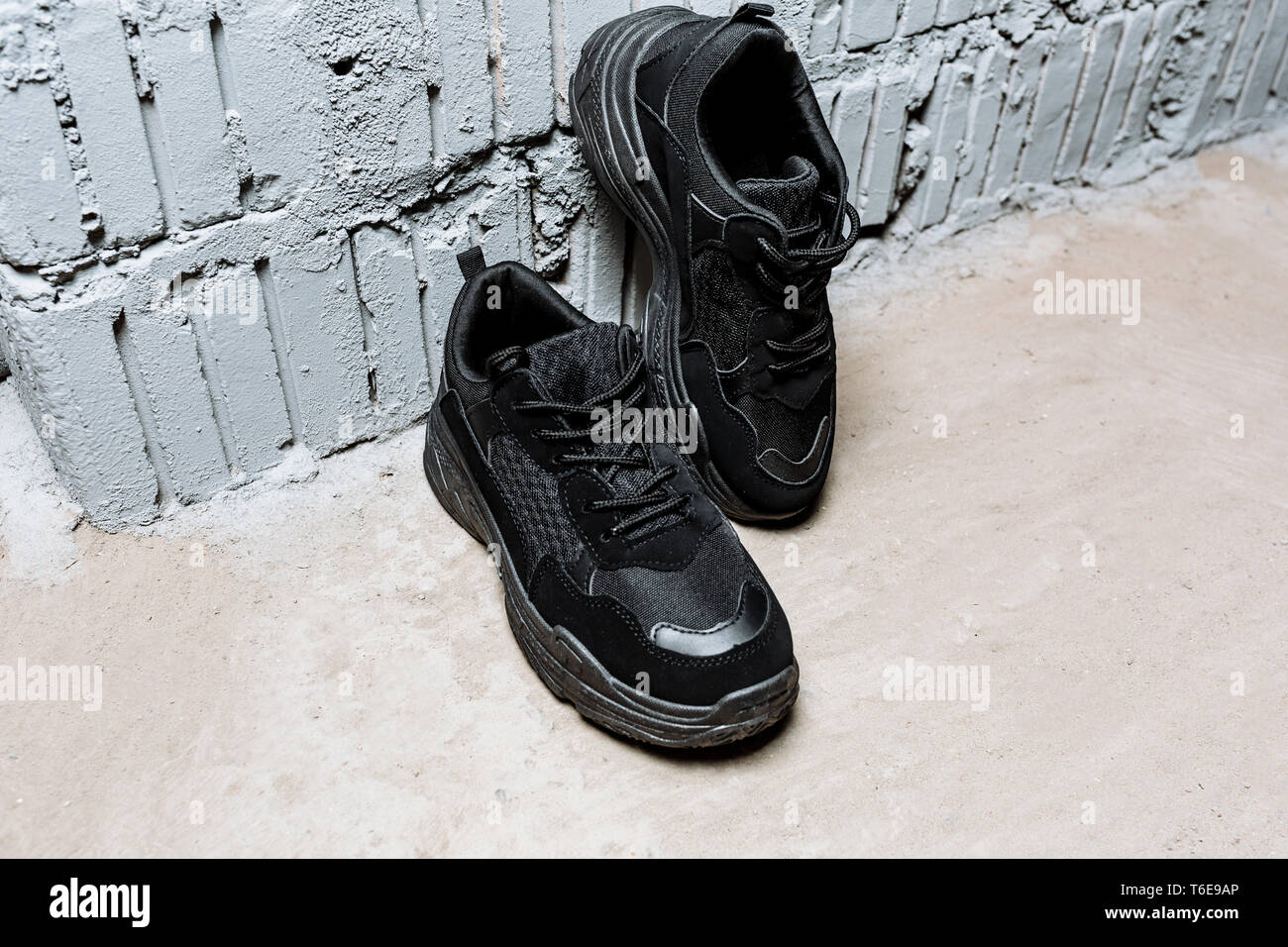 Zapatillas Negras Con Suelas Blancas Fotos e Imágenes de stock - Alamy