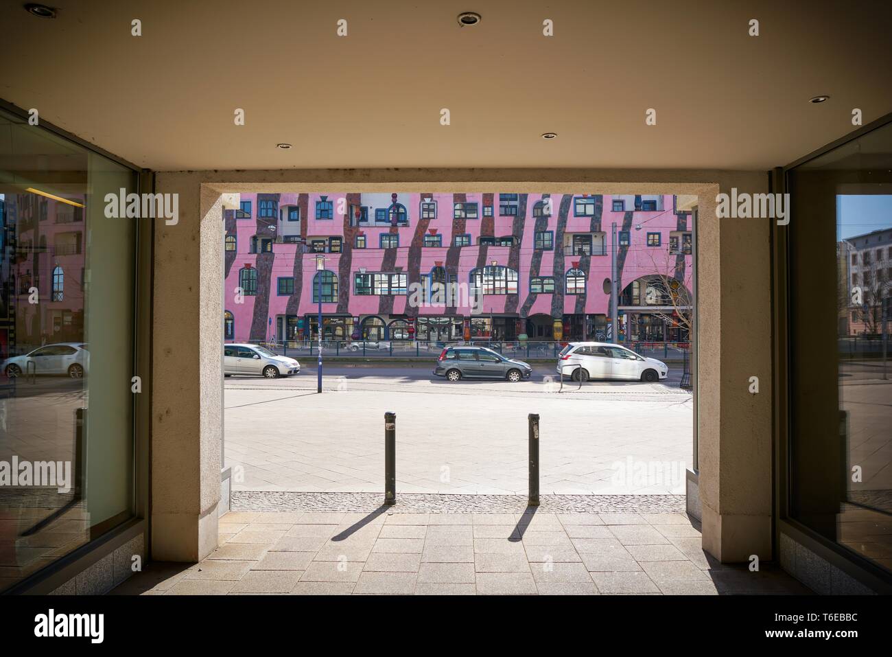 Vista del edificio de Hundertwasser en Magdeburg Foto de stock