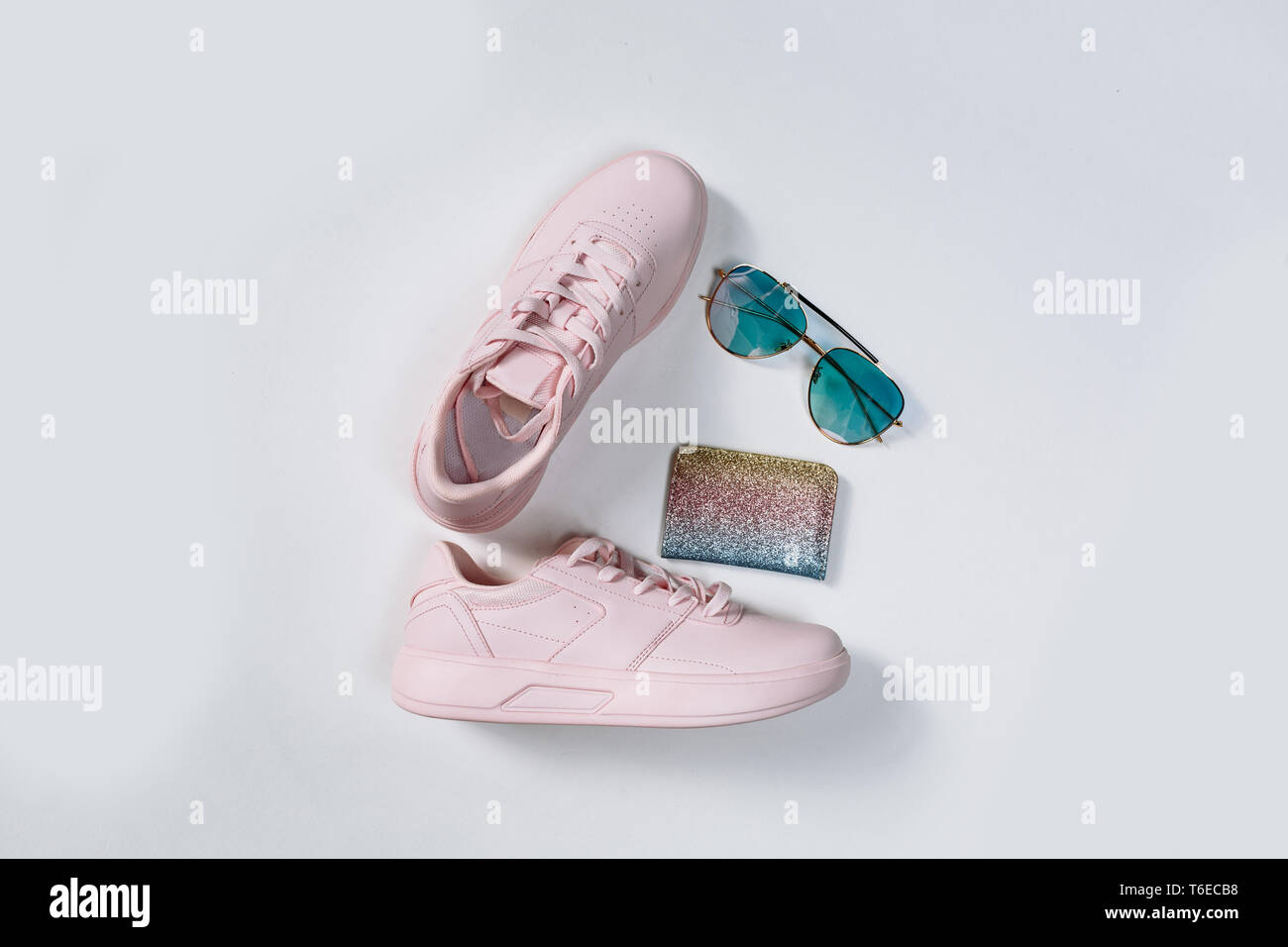 Un par de zapatillas de deporte de moda de cuero rosa, un Un par de zapatillas de deporte de moda de cuero rosa, un