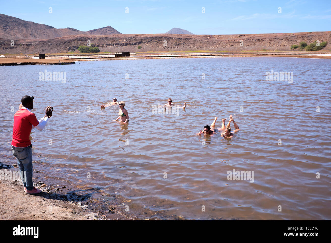Los turistas flotando en la piscina de Las Salinas, Pedra Lume cráter de sal, en la isla de Sal, Cabo Verde, África Foto de stock