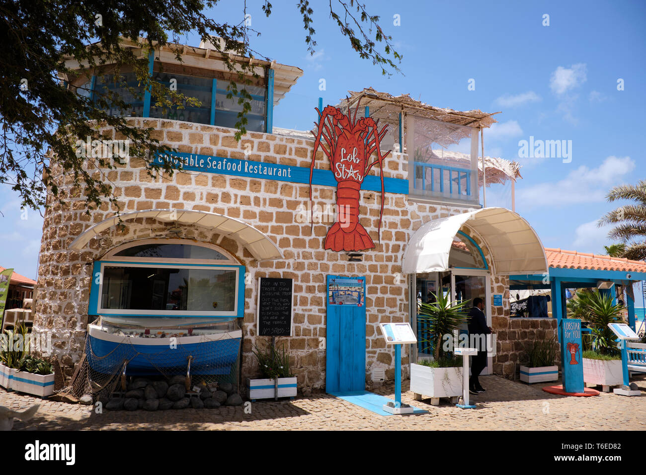 Un popular restaurante de mariscos LobStar cerca del muelle, Santa María, Isla de Sal, Cabo Verde, África Foto de stock