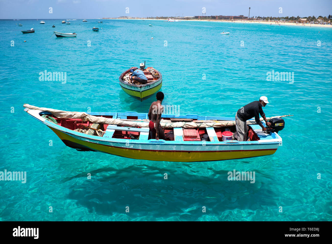 Barco de pesca tradicional de madera cerca del muelle, Santa María, Isla de Sal, Cabo Verde, África Foto de stock