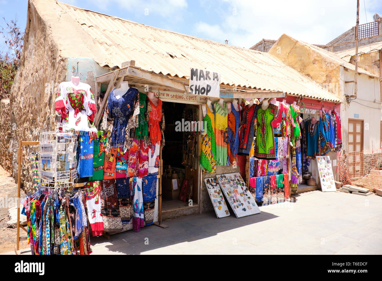 Mara Shop una pequeña tienda de venta de recuerdos para turistas, Santa María, Isla de Sal, Cabo Verde, África Foto de stock