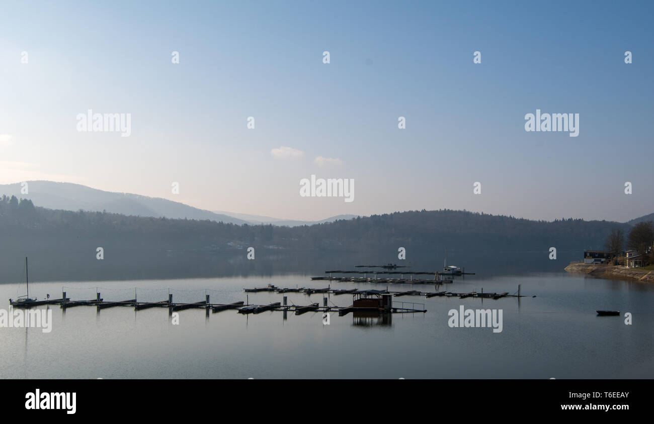 Alemán llamado lago Edersee con cielo despejado Foto de stock