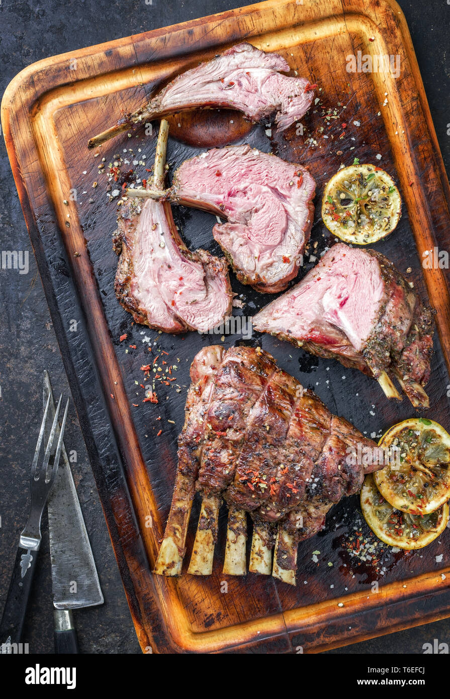Pierna de cordero asado y Rack como vista superior en quemado junta de corte  Fotografía de stock - Alamy