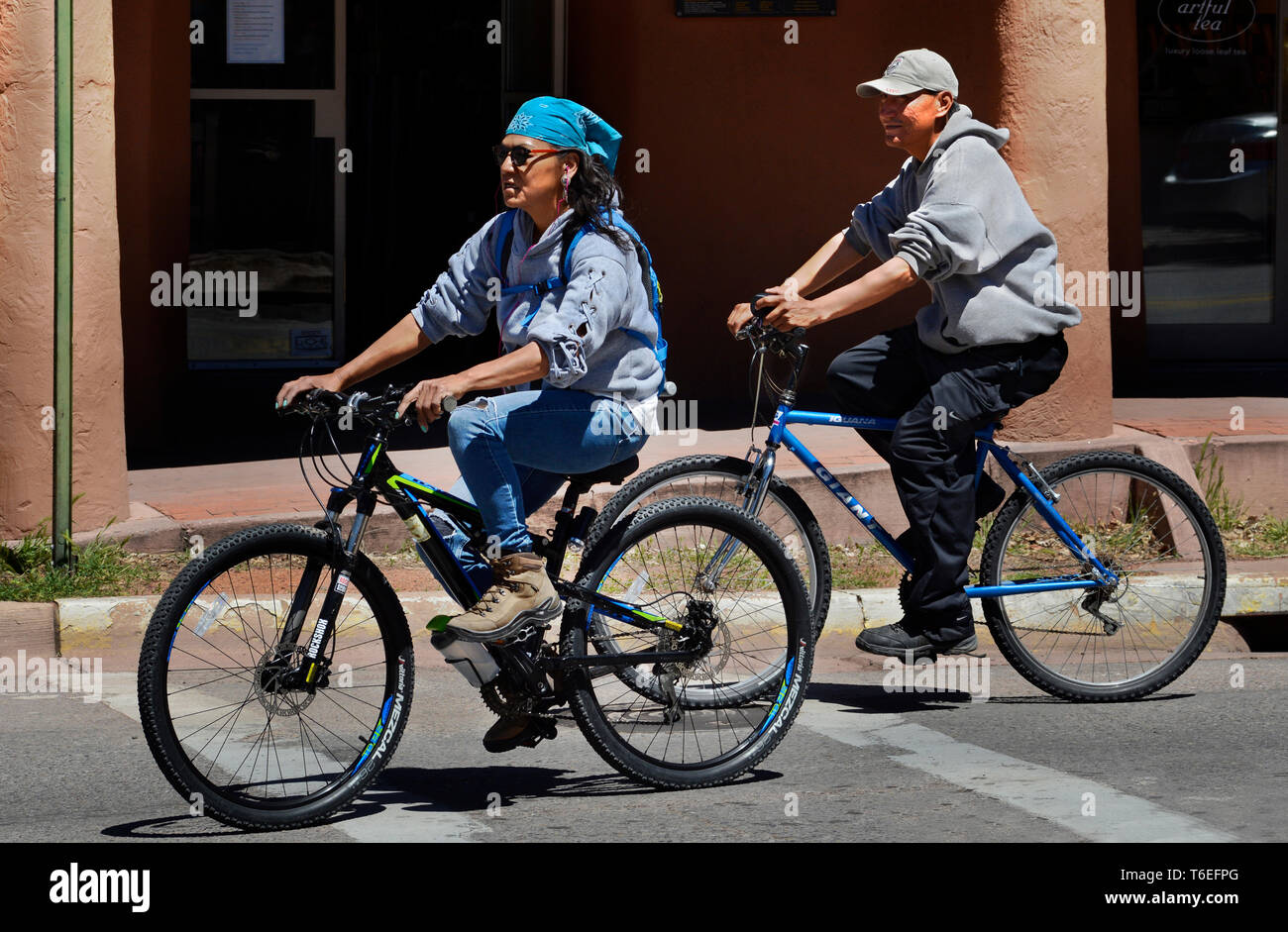 Dos hombres Nativos Americanos montar sus bicicletas en el centro de la  ciudad de Santa Fe, Nuevo México, EE.UU Fotografía de stock - Alamy