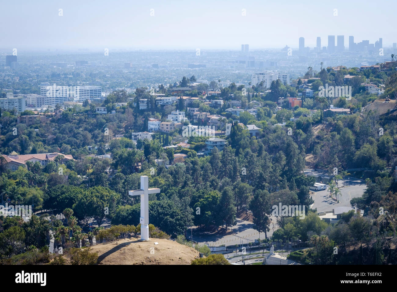 Cruz de Hollywood en las colinas de Hollywood con la ciudad de Los Ángeles, en el fondo, California, EE.UU. Foto de stock