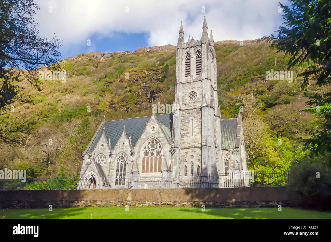La abadía de Kylemore iglesia neogótica, montañas de Connemara, Galway, Irlanda Foto de stock