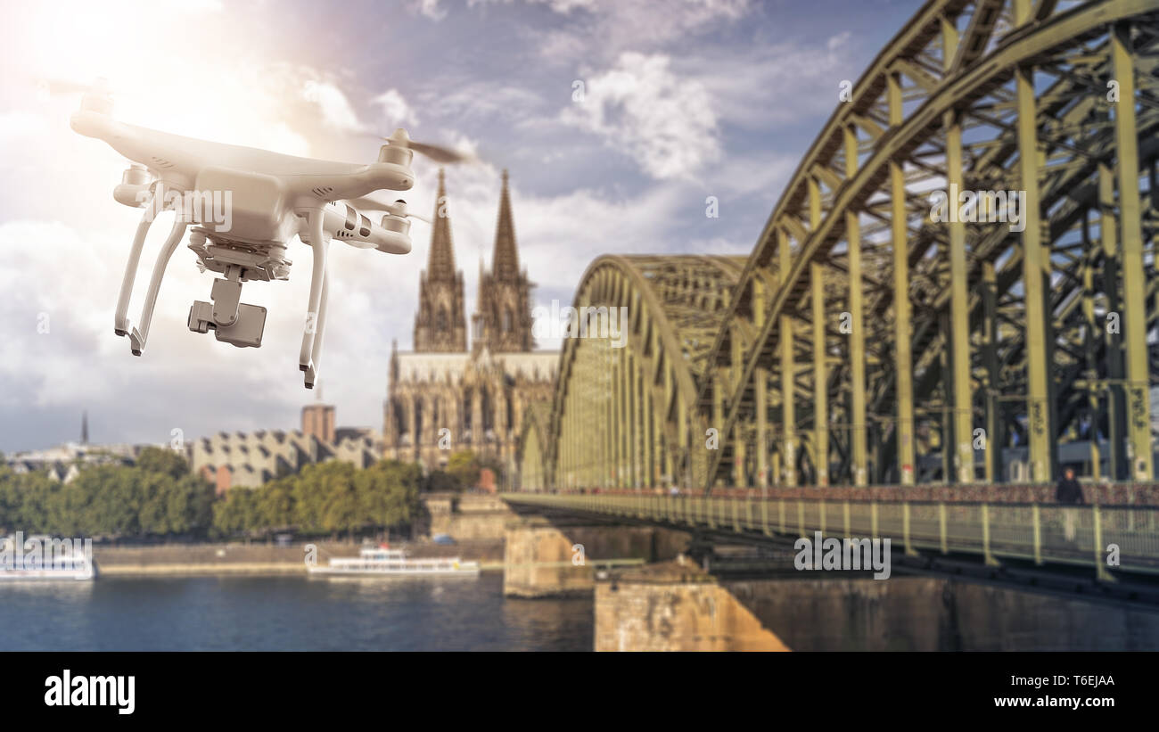 Drone volando en frente de la catedral de Colonia y el puente Foto de stock