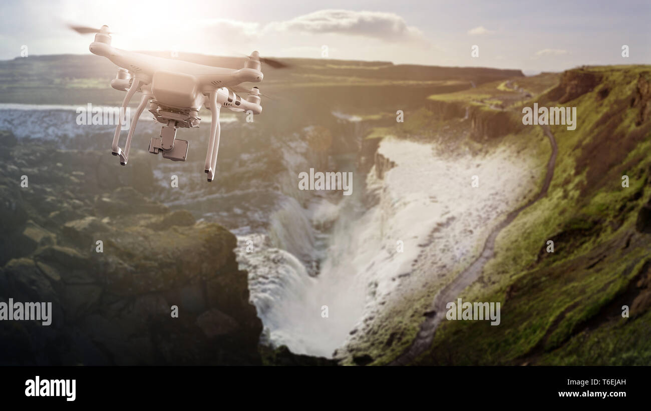Drone volando sobre el islandés cascada Gulfoss Foto de stock