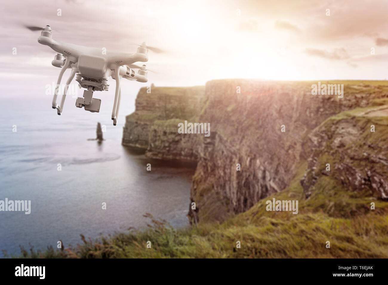 Drone sobrevolando los acantilados de Moher, Irlanda Foto de stock