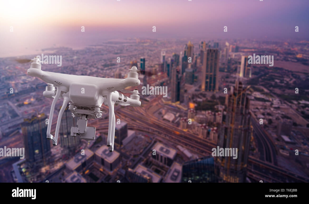 Multicopter drone sobrevolando Dubai Foto de stock