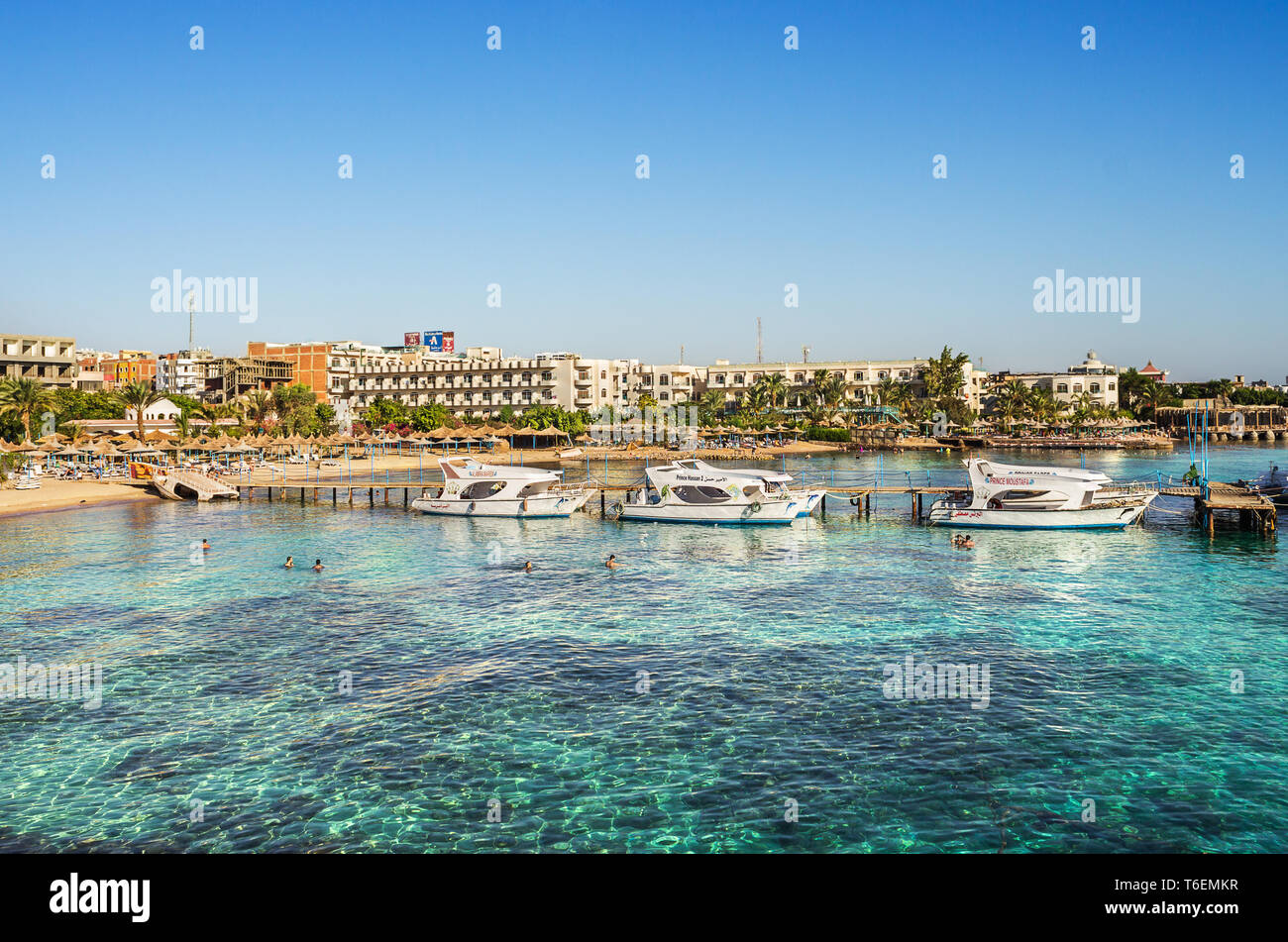 La costa de Hurghada con yates de buceo Foto de stock