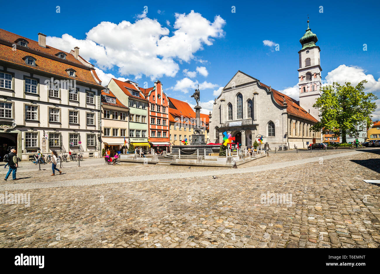 Marktplatz cuadrado con museos y restaurantes Foto de stock