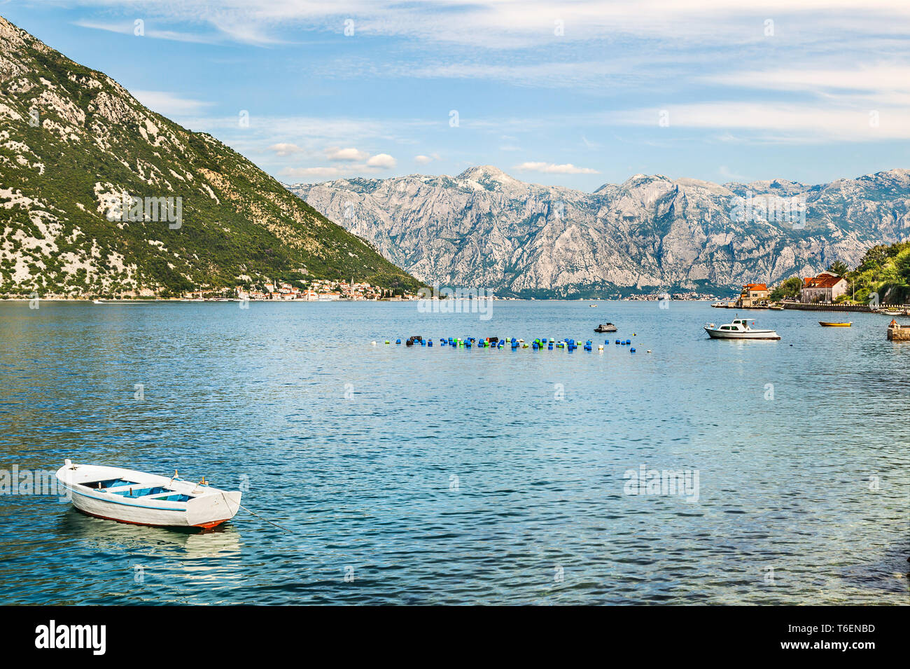 Una vista de la bahía de Kotor, Montenegro Foto de stock