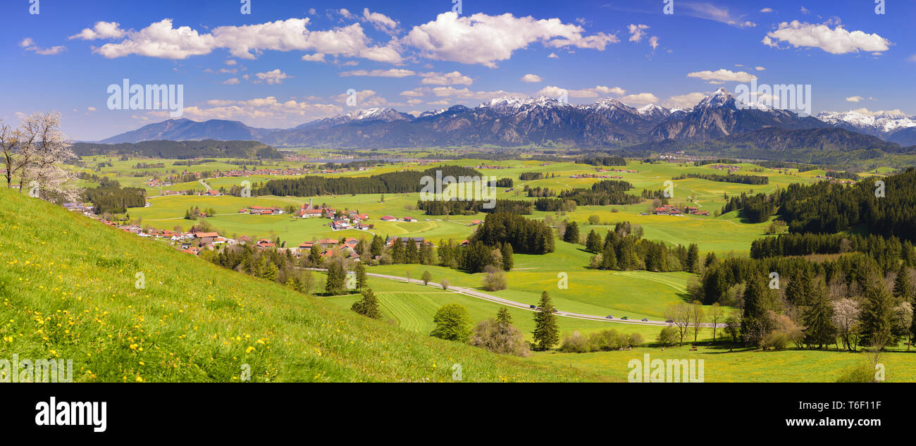 Paisaje panorámico en Baviera con cordillera de los alpes en primavera Foto de stock