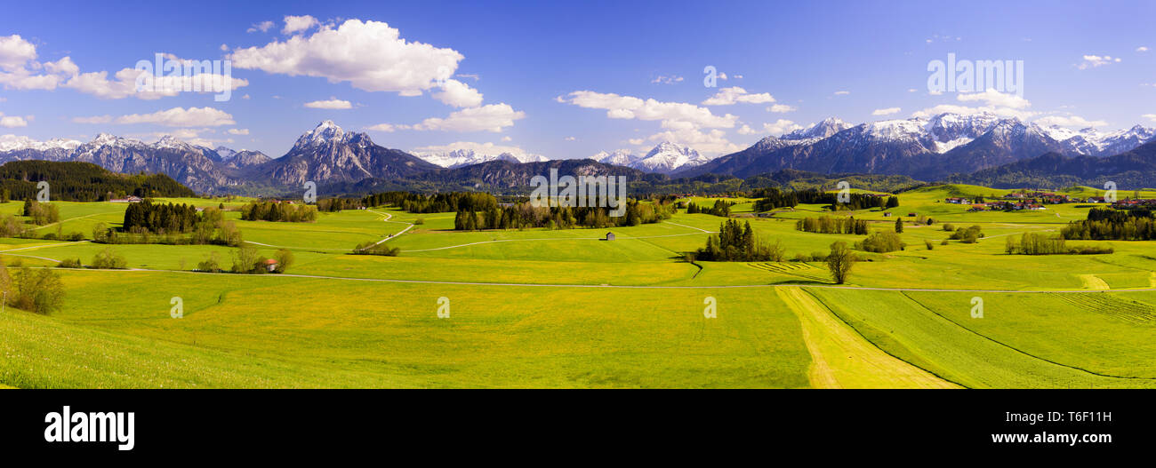 Paisaje panorámico en Baviera con cordillera de los alpes en primavera Foto de stock