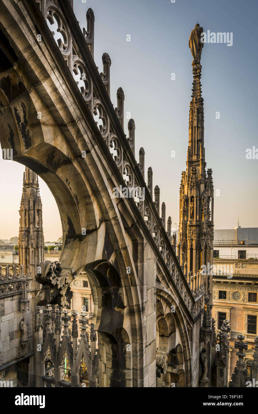 Estructura gótica del Duomo di Milano, Italia Foto de stock