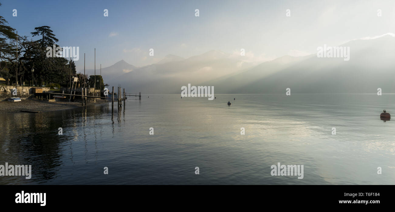 Mañana de niebla en Mennagio, Lago como, Italia Foto de stock