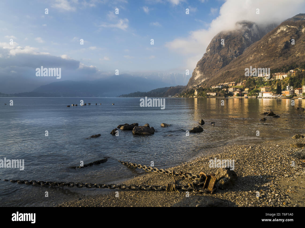 Hermosa mañana en Mennagio, Lago como, Italia Foto de stock