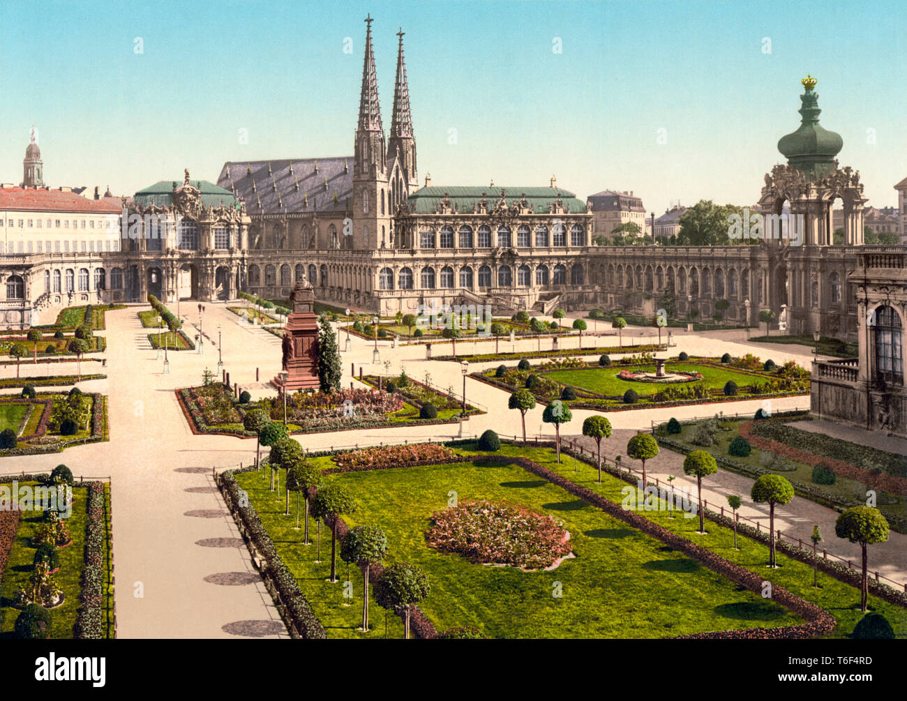 La Cárcel Real y la iglesia de Santa Sofía, el Altstadt, Dresde, Sajonia, Alemania, visto en c. 1895 photochrom. La ciudad fue intensamente bombardeada en la segunda guerra mundial. Circa 1900 Foto de stock