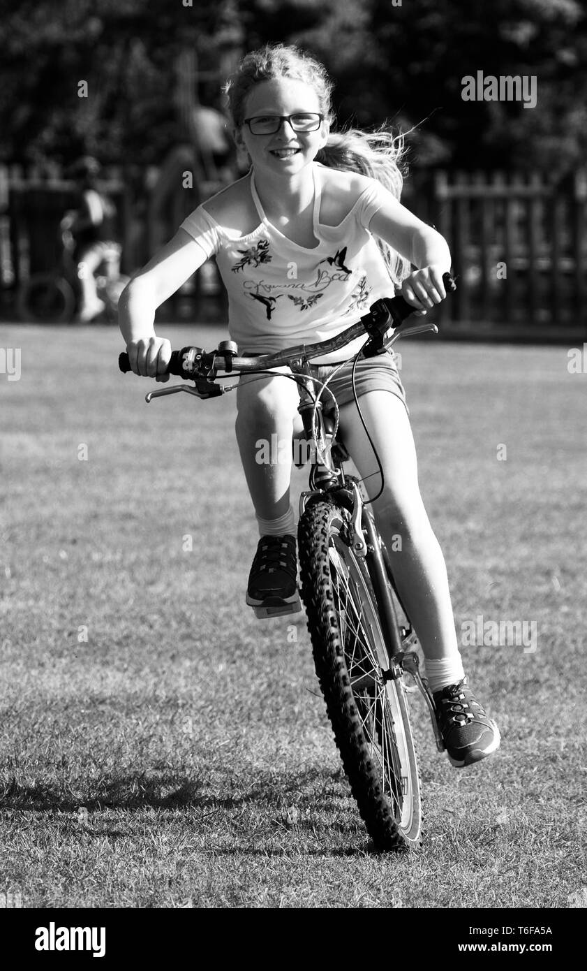 Chica divirtiéndose en bicicleta Foto de stock