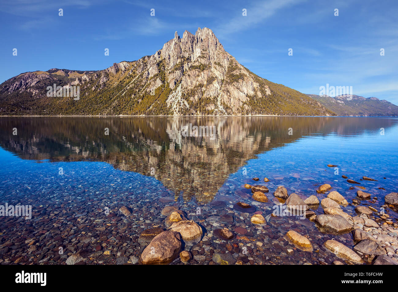 El lago refleja afiladas rocas Foto de stock