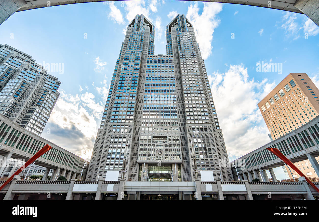 Tokio, Japón - Noviembre 23, 2018: el edificio del Gobierno Metropolitano de Tokio, Japón, que alberga el Gobierno Metropolitano de Tokio. Foto de stock