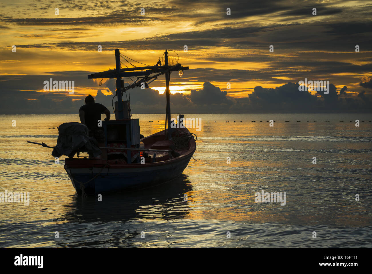 Un barco de pescadores en amanecer listo para trabajar Foto de stock