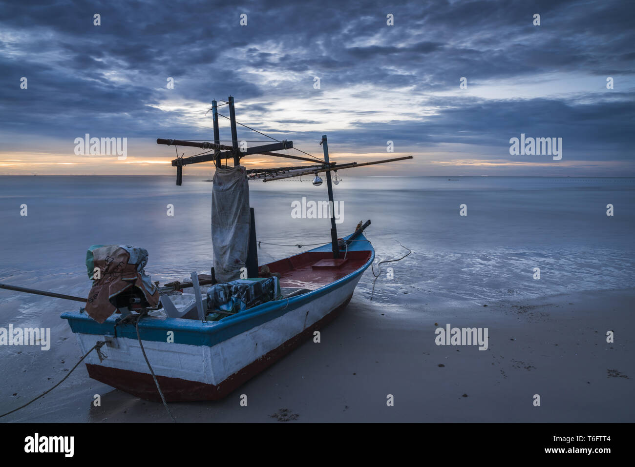 Un barco de pesca en la playa de alba Foto de stock