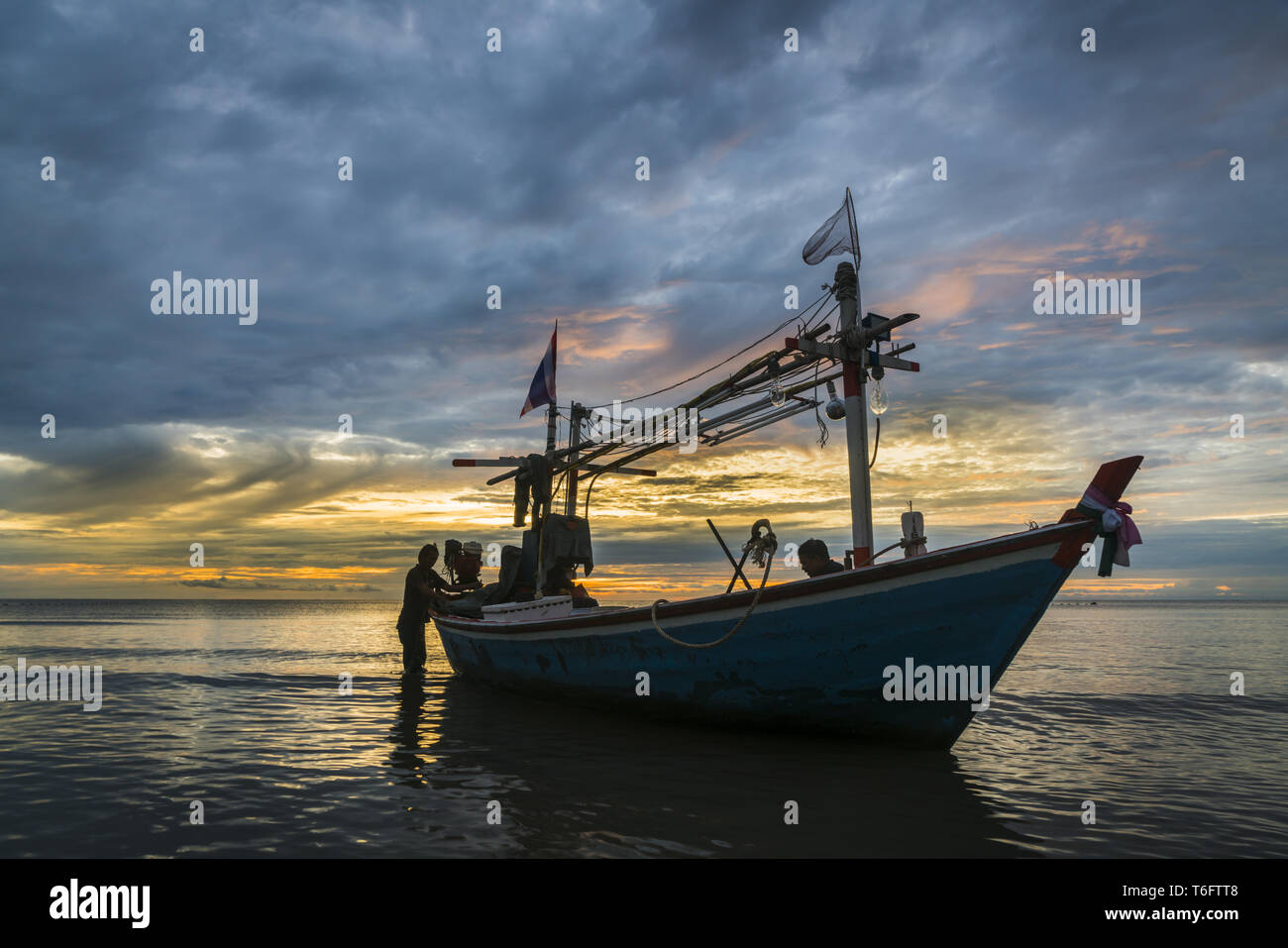 Barco de pesca tropical en amanecer Foto de stock