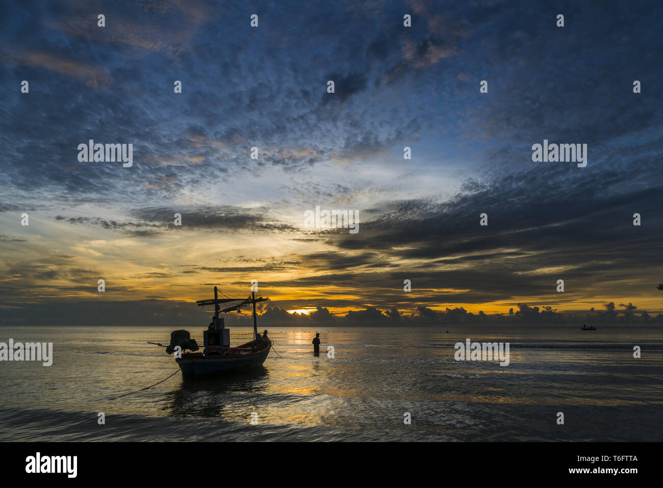 Hermoso paisaje de Hua Hin, Bangkok con botes de pesca Foto de stock