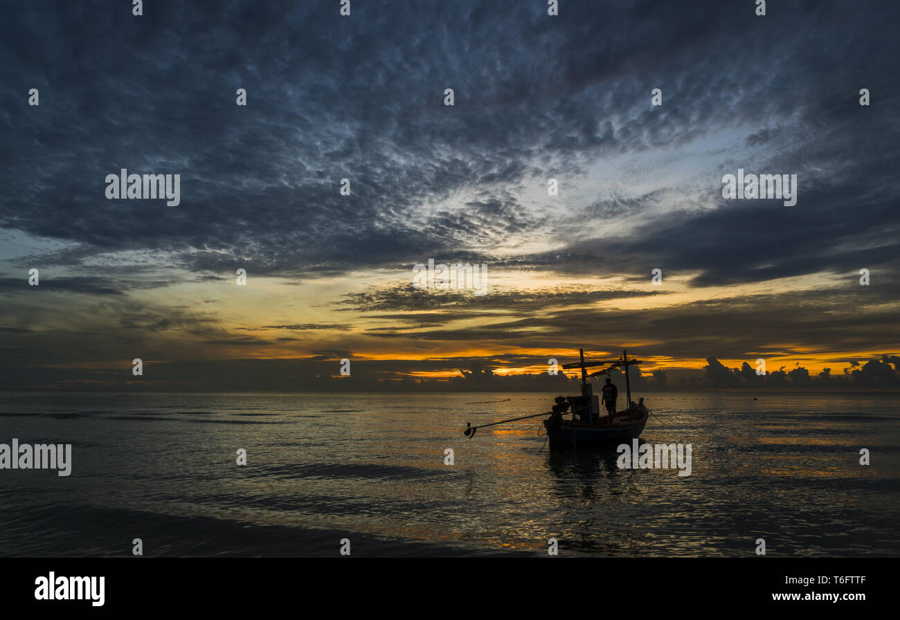 Un hermoso amanecer tropical con un barco de pesca Foto de stock