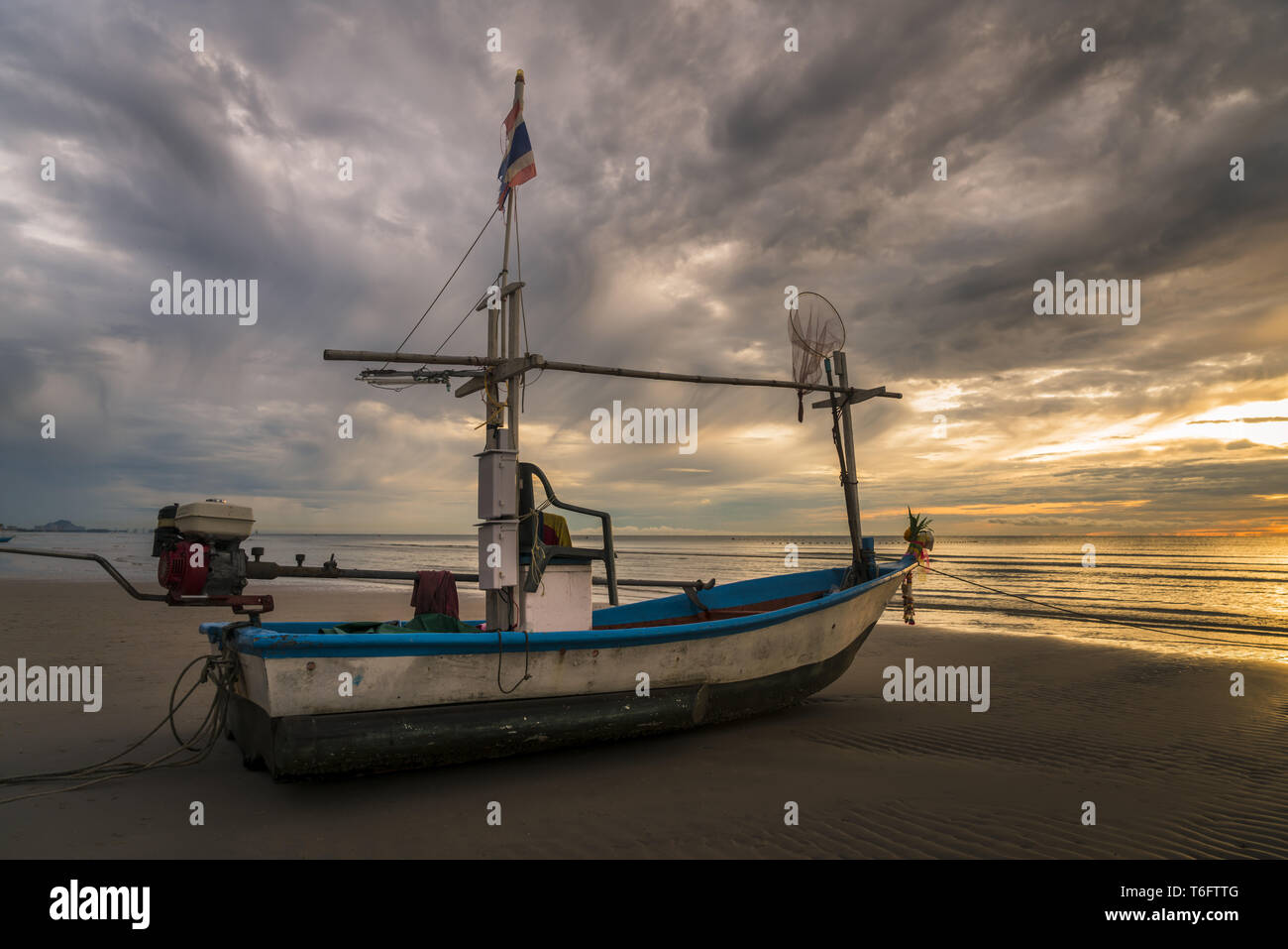 Barco de peces descansan sobre una playa Foto de stock