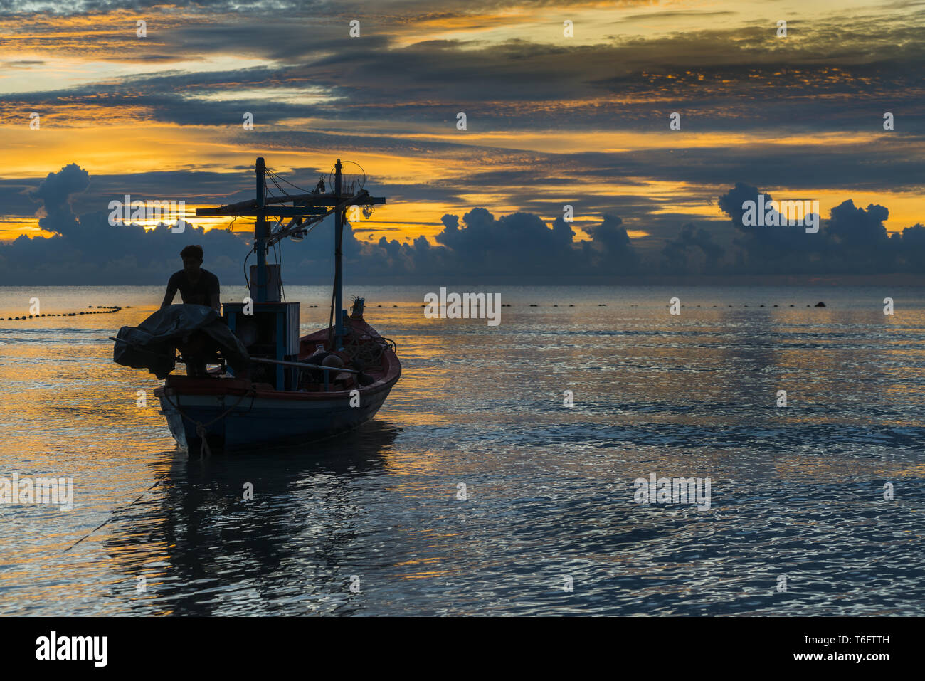 El pescador se preparen para trabajar en amanecer Foto de stock