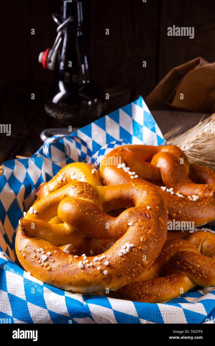 Real bávaro caseros salty pretzel con cerveza Foto de stock