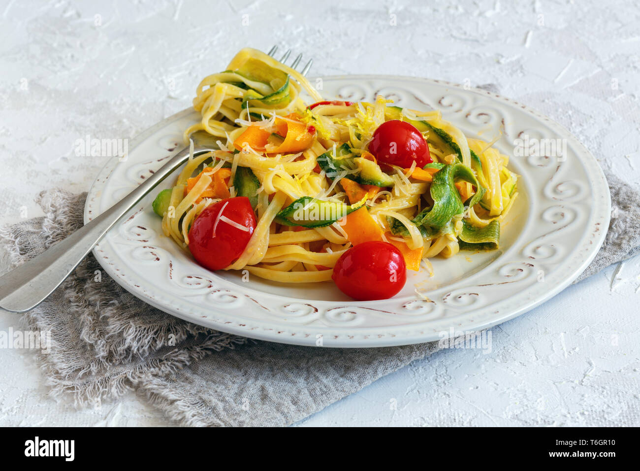 Linguine con calabacín zanahoria fideos y fideos. Foto de stock