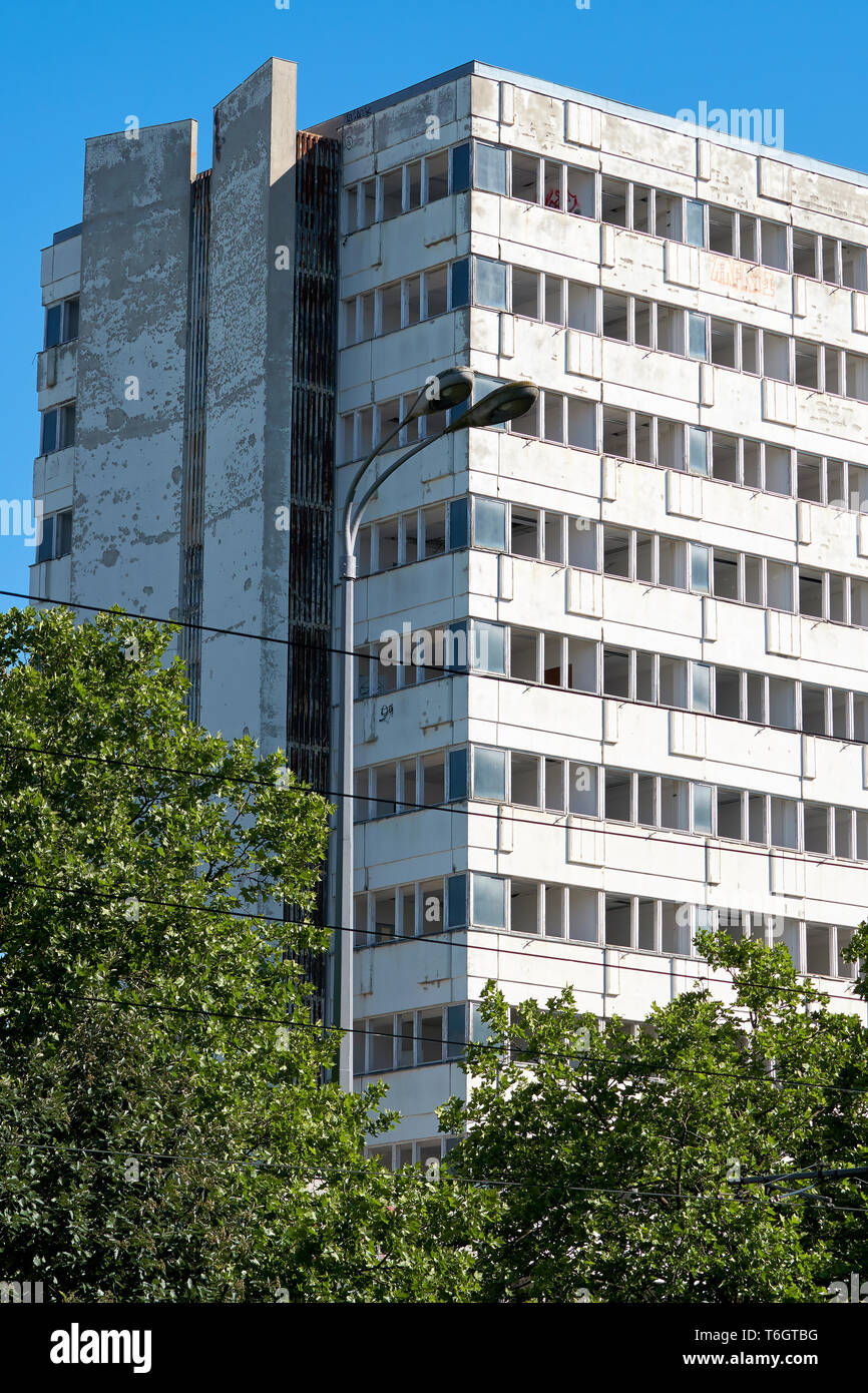 Edificio de oficinas vacías abandonadas en el centro de Berlín Foto de stock