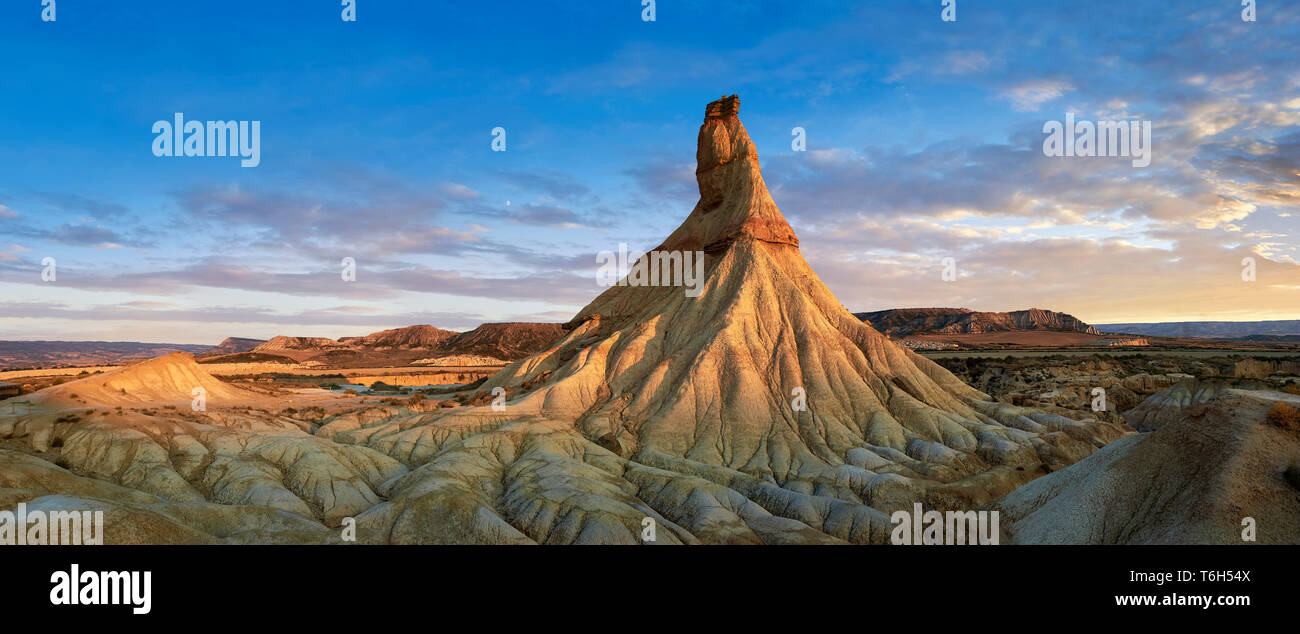 Castildeterra formación rocosa en las Bardenas Blanca del Parque Natural de las Bardenas Riales, Navarra, España Foto de stock