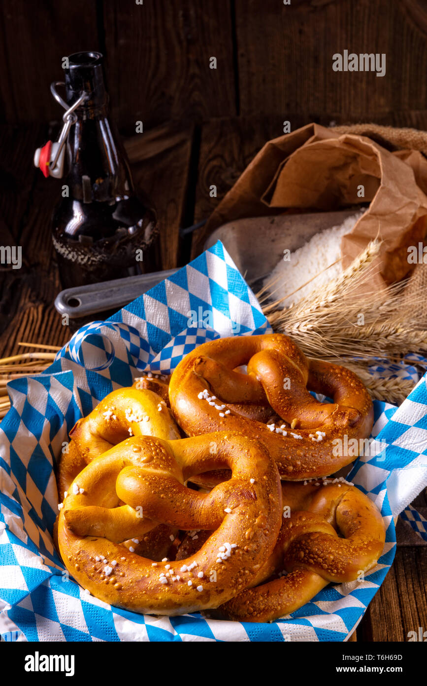 Real bávaro caseros salty pretzel con cerveza Foto de stock
