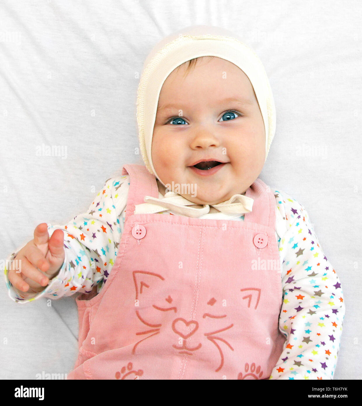 Europeo Recien Nacido Bebe Nina Nino Sosteniendo Dedo 5 Meses Sonriendo Fotografia De Stock Alamy